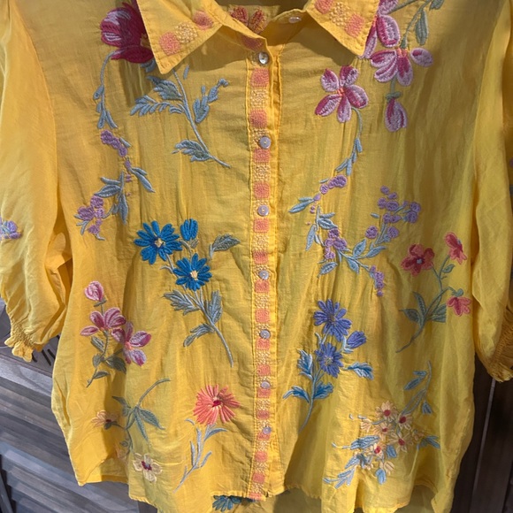 Johnny Was Evangeline Yellow Botton Down Emroidered Puss Sleeve Top - Picture 6 of 9